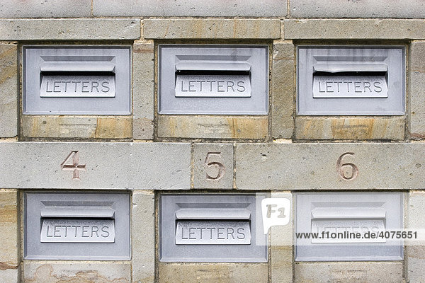 Mehrere Briefkästen mit Aufschrift Letters