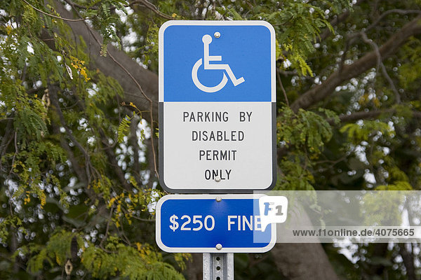 Hinweisschild Behindertenparkplatz  USA