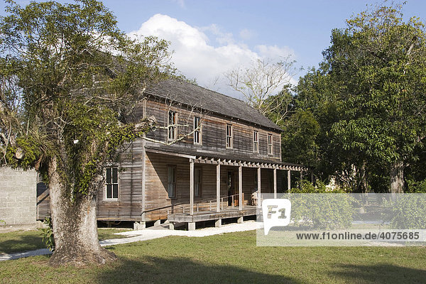 Founders House  historisches Gebäude im Koreshan State Park  Historic Site  Religionsgemeinschaft  Estero  Florida  USA