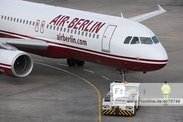 Fluglotse an einem Air Berlin Passagierflugzeug  Flughafen Otto Lilienthal Berlin Tegel  Berlin  Deutschland  Europa