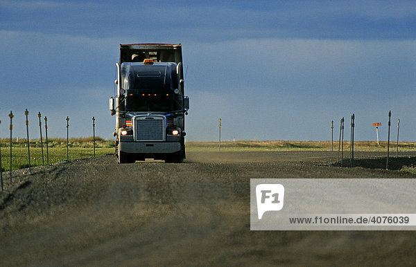Lastwagen auf dem Dalton Highway versorgen die Ölförderstationen an der Prudhoe Bay mit Lebensmitteln  Alaska  USA