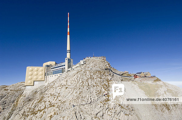 Der Säntis Gipfel mit Sendemast der Swisscom  123m hoch  und Bergrestaurant Säntis  Schweiz  Europa