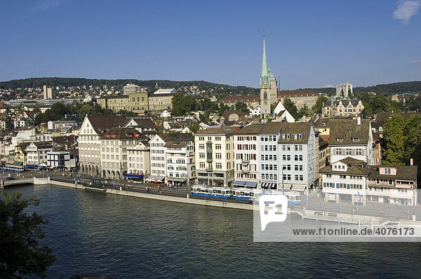 Zürichs Altstadt mit der Limmat  Zürich  Schweiz  Europa