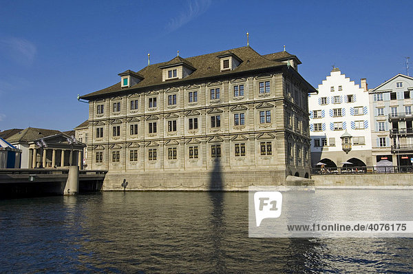 Rathaus von Zürich  davor die Limmat  Zürich  Schweiz  Europa