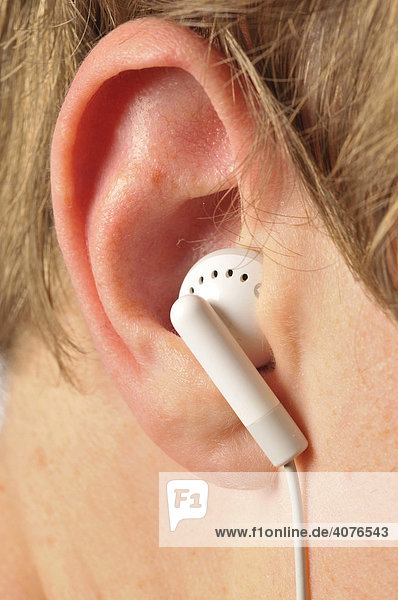 Ohr mit Ohrhörer