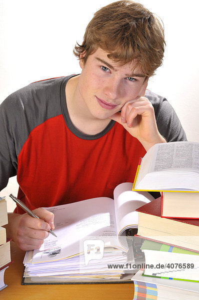 Jugendlicher sitzt an seinen Hausaufgaben