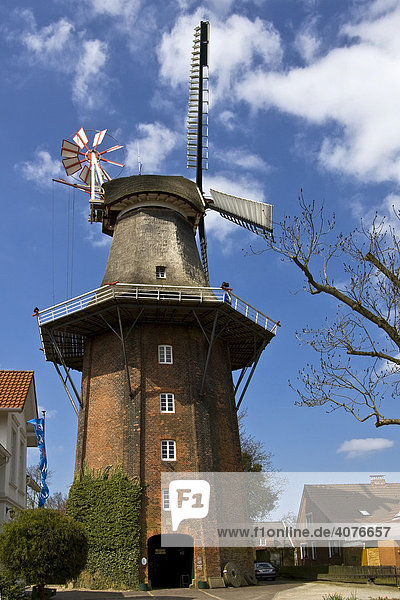 Historische Windmühle  Stiftsmühle  fünfstöckiger Galerieholländer mit Windrose  Aurich  Ostfriesland  Niedersachsen  Deutschland  Europa