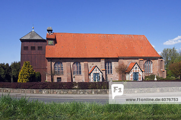 Bartholomäus-Kirche  historische Kirche St. Bartholomäus in Mittelnkirchen  Altes Land  Niedersachsen  Deutschland  Europa