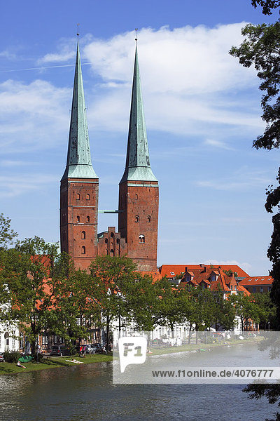 Lübecker Dom  Dom zu Lübeck  davor Fluss Trave  Lübecker Altstadt  Weltkulturerbe der Unesco  Hansestadt Lübeck  Schleswig-Holstein  Deutschland  Europa