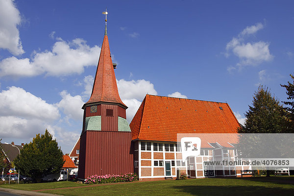 Historische Kirche St. Marien in Grünendeich  St. Marien-Kirche  Altes Land  Niedersachsen  Deutschland  Europa