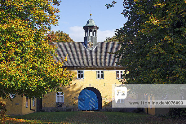 Historisches Torhaus in Jersbek  Eingang zum Jersbeker Herrenhaus  Jersbek  Kreis Stormarn  Schleswig-Holstein  Deutschland  Europa