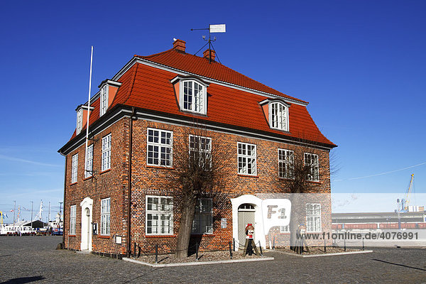 Historisches Baumhaus im Alten Hafen  UNESCO-Weltkulturerbe Hansestadt Wismar  Mecklenburg-Vorpommern  Deutschland  Europa