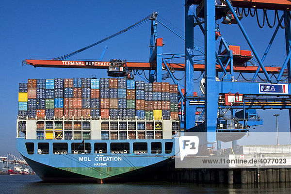 Containerschiff Mol Creation  Containerverladung am Containerterminal Burchardkai  Hamburger Hafen an der Elbe  Hamburg  Deutschland  Europa