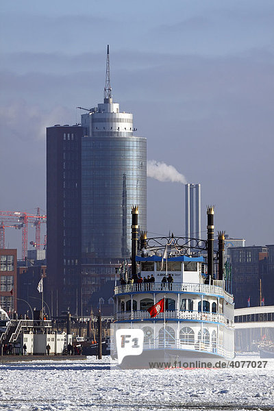 Schaufelraddampfer Louisiana Star im Winter bei Eisgang auf der Elbe  dahinter Hafencity mit Hanseatic-Trade-Center  Hamburger Hafen  Hamburg  Deutschland  Europa