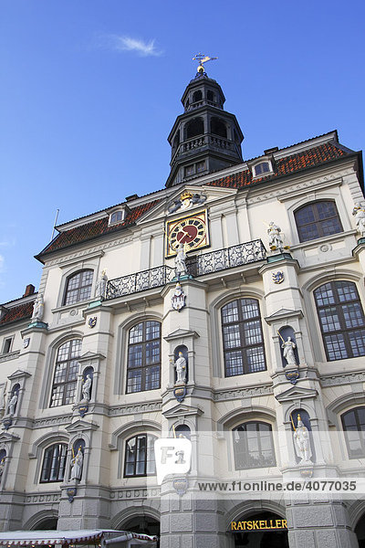 Historisches Rathaus in der Altstadt von Lüneburg  barocke Ostfassade des Lüneburger Rathauses  Hansestadt Lüneburg  Niedersachsen  Deutschland  Europa