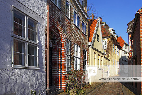 Romantische Gasse mit Häusern und Kopfsteinpflaster in der Lüneburger Altstadt  historische Häuser in Lüneburg  Hansestadt Lüneburg  Niedersachsen  Deutschland  Europa