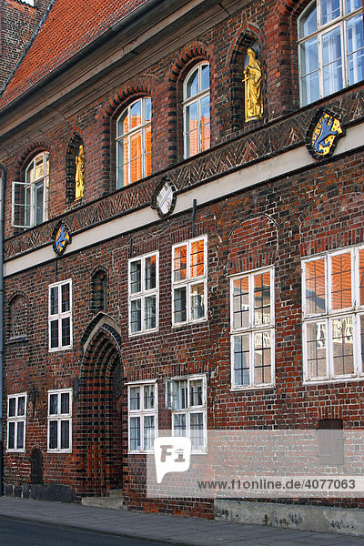 Historisches Rathaus in der Altstadt von Lüneburg  Westfassade des Lüneburger Rathauses  Kämmerei mit Wappen und goldenen Figuren  Hansestadt Lüneburg  Niedersachsen  Deutschland  Europa