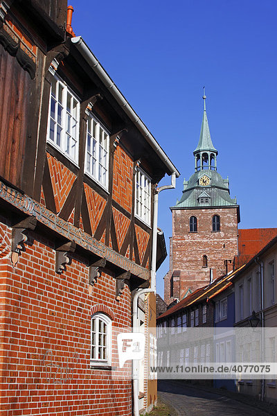 Historische Altstadtgasse in Lüneburg mit Turm der St. Michaeliskirche  Lüneburger Altstadt  Hansestadt Lüneburg  Niedersachsen  Deutschland  Europa