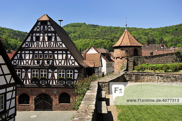 Fachwerkrathaus mit Friedhofsbefestigung Dörrenbach Naturpark Pfälzerwald Pfalz Rheinland-Pfalz Deutschland Europa