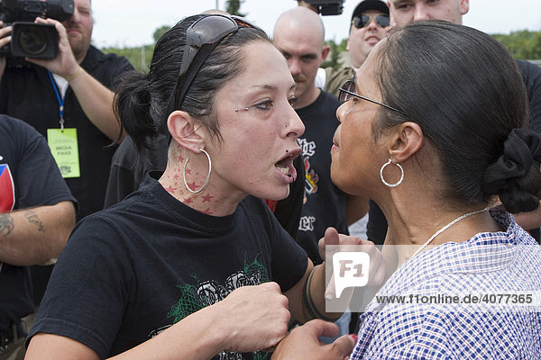 Eine Afroamerikanerin im Streit mit einer Neonazi-Frau bei einer rassistischen Kundgebung  Kalamazoo  Michigan  USA