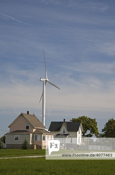 Windkraftturbine und Häuser in der Harvest Wind Farm  Windenergieanlage  Pigeon  Michigan  USA