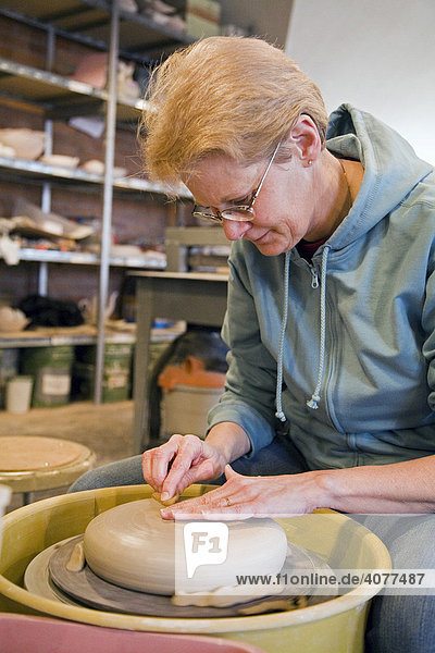 Kathleen Peltier töpfert eine Vogeltränke in der Pewabic Pottery  einem Atelier und Lernzentrum  das landesweit renommiert ist für seine Fliesen und Töpferwaren  Detroit  Michigan  USA