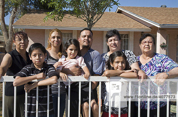 Eine mexikanische Immigranten-Familie zu Hause in Phoenix  Arizona  USA