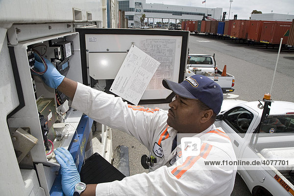 Ein Wartungsmechaniker repariert einen Kühlcontainer im Hafen  Oakland  California  USA