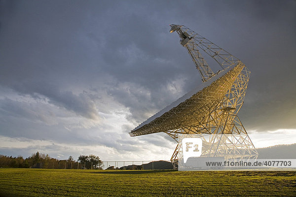 Das Robert C. Byrd Green Bank Telescope Radioteleskop am National Radio Astronomy Observatory Observatorium  Green Bank  West Virginia  USA