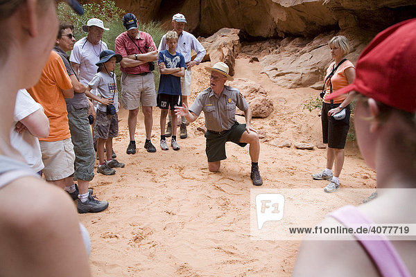 Park-Ranger Mike Little informiert Touristen über die Geologie des Nationalparks  Fiery Furnace  Arches Nationalpark  Moab  Utah  USA