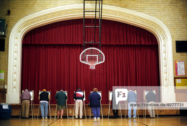 Wähler füllen ihre Wahlunterlagen in einem Wahllokal in einer Schulturnhalle aus  Dearborn  Michigan  USA