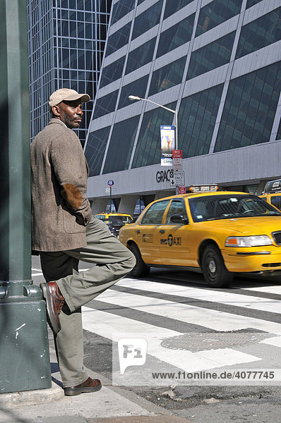 Wartender Passant vor dem W. R. Grace Building  Manhattan  New York City  USA