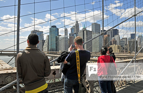 Brooklyn Bridge mit Touristen  Manhattan  New York  USA