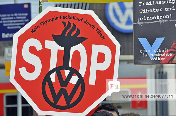 Menschenrechtler fordern Engagement vom VW-Konzern für Freilassung inhaftierter Tibeter  Wolfsburg  Niedersachsen  Deutschland  Europa