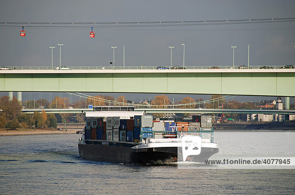 Containerschiff auf dem Rhein  Zoobrücke  Köln  Nordrhein-Westfalen  Deutschland  Europa