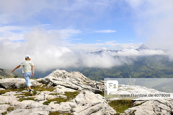 Siebenjähriger Junge beim Wandern  Nebelhorn  Allgäuer Alpen  Bayern  Deutschland  Europa