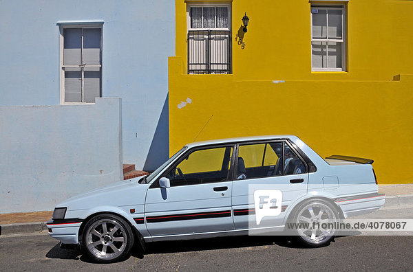 Auto vor bunter Hauswand in Bo-Kaap  dem traditionellen Stadtviertel der Muslime in Kapstadt  Südafrika  Afrika