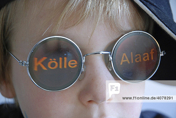 Sechsjähriger Junge mit Karnevalsbrille  Kölle Alaaf  Deutschland  Europa