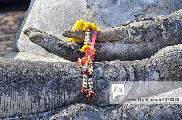 Buddhastatue  Bhumispara-mudra  Buddha Gautama im Augenblick der Erleuchtung  Detail Hand mit Blumenschmuck  Wat Sa Si  Historical Park Sukhothai  Sukhothai  Thailand  Asien
