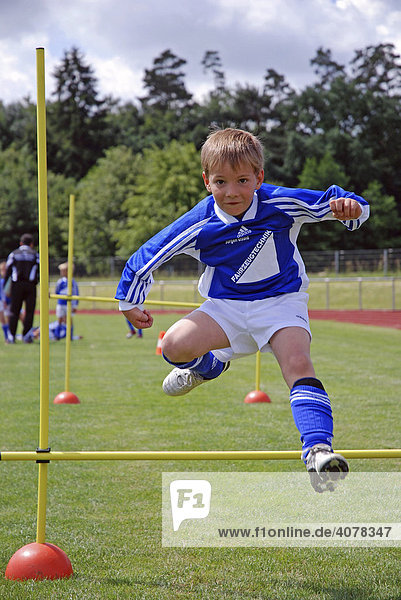 Junge beim Hindernislauf bei einem Bambini Fußballturnier  Baden-Württemberg  Deutschland  Europa