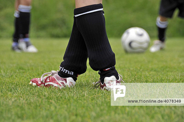 Beine von Teilnehmer bei einem F-1 Junioren Fußballturnier  Baden-Württemberg  Deutschland  Europa