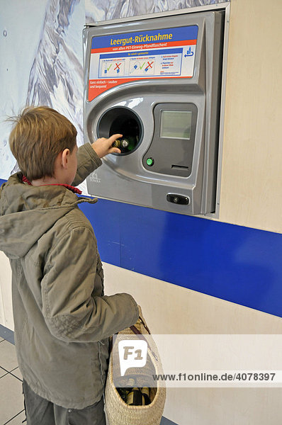 Achtjähriger Junge mit Pfandflaschen am Rückgabeautomat  Deutschland  Europa