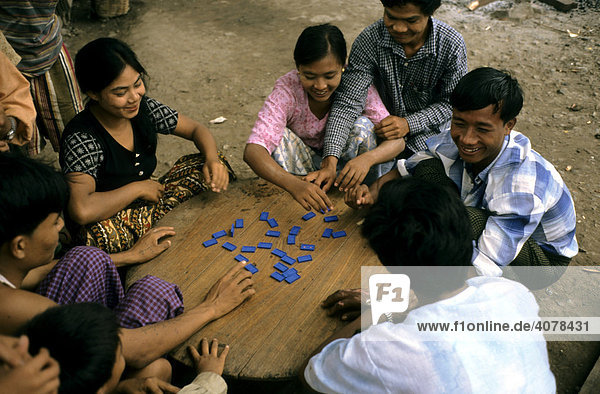 Gruppe beim Domino spielen  Burma  Birma  Myanmar  Asien