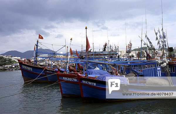 Fischerboote in der Bucht von Dai Lanh nahe Nha Trang,  Vietnam,  Asien