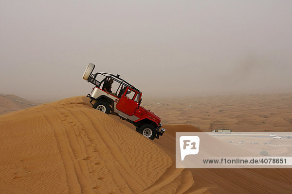 Fahrzeug auf Sanddüne  Wüstensafari  Dubai  Vereinigte Arabische Emirate  Naher Osten