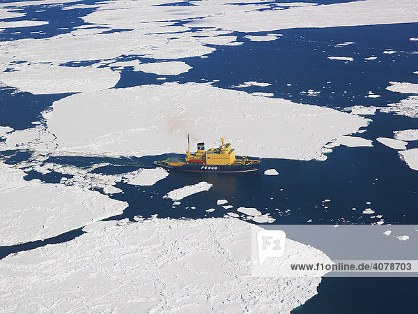 Eisbrecher Kapitan Khlebnikov im Packeis der Ross Sea vom Hubschrauber  Antarktis