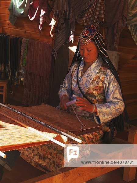 Tibetan woman on a weaving loom  Zhongdian  in Tibetan Gyeltangeng  Tibet  China  Asia