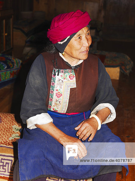 Bäuerin in Bauernhaus in der Stadt Gyeltangteng  chinesich Zhongdian  Tibet  China  Asien