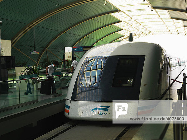 Transrapid  Magnet-Schwebebahn  Shanghai Maglev Train  in der Pudong Longyang Road Station  Shanghai  China  Asien