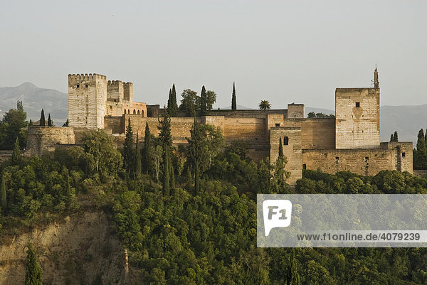 Alhambra vom Aussichtspunkt am Albayzin  Granada  Spanien  Europa